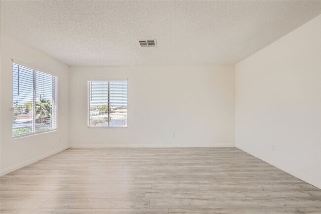 Building Photo - Stunning Recently Updated, 2 Bedroom Unit!