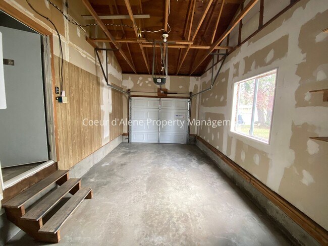 Building Photo - 3 bed house on corner lot in Post Falls!