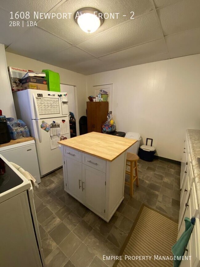 Building Photo - 1st and 2nd Floor: 2 Bedroom / 1 Bathroom ...