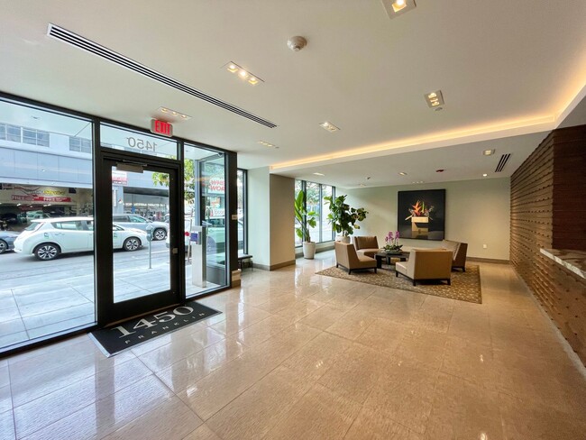 Building Photo - Premier Condominium Close to Everything! 2...