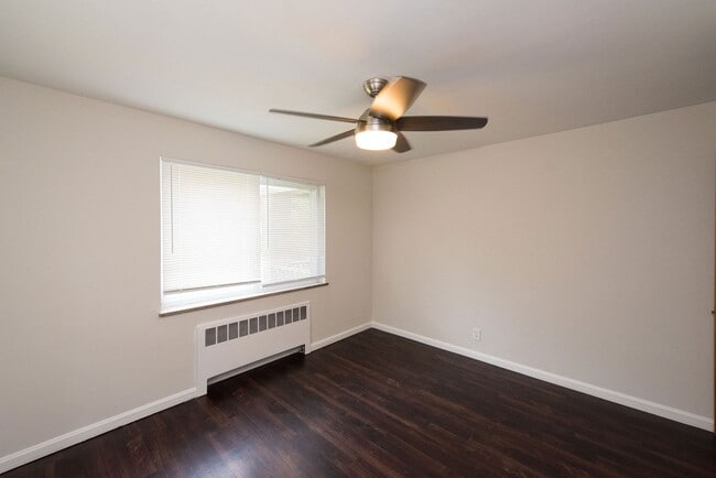 Building Photo - Extra Spacious Top Unit Duplex