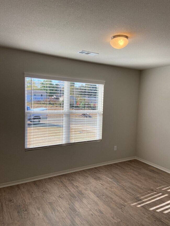 Building Photo - Pre-Leasing Now | Open-Concept 3-Bedroom Home in Fairview Haven