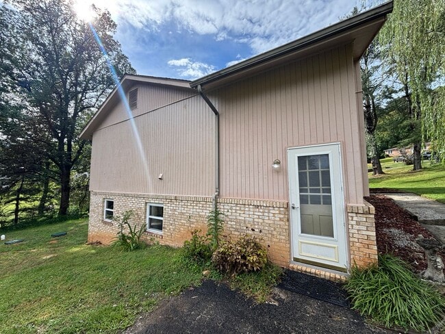 Building Photo - 6421 Orchard View Ln