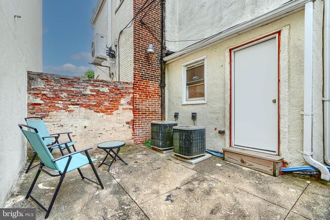 Building Photo - 1302 S Charles St