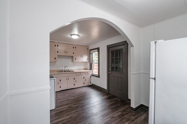 Building Photo - 147 NE Elm St