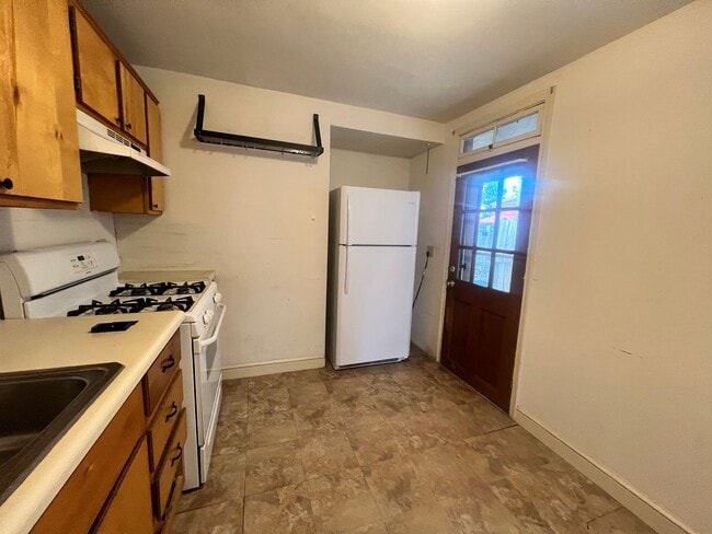 Building Photo - 2-bedroom, 1.5-bathroom home located in th...