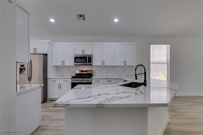 Building Photo - 823 Wintersweet Rd