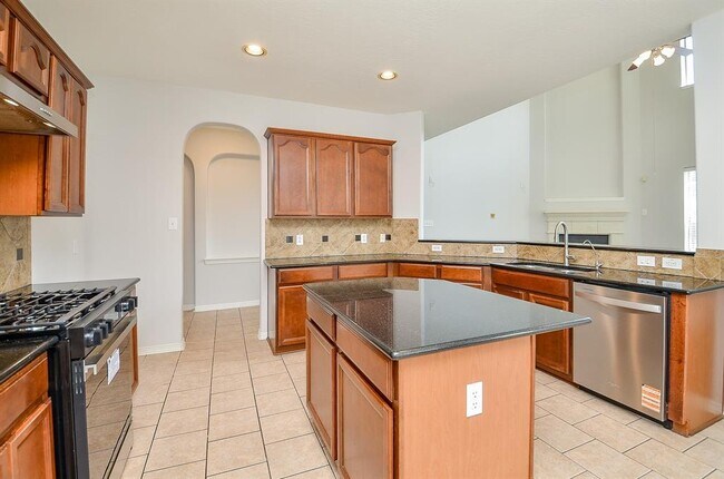 Building Photo - 3911 Fallsbrook Ct