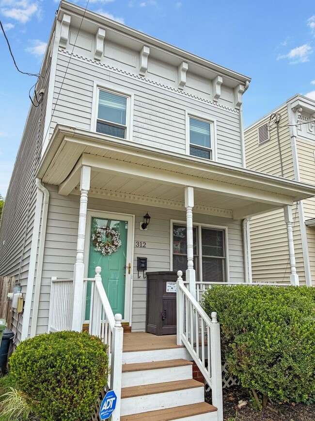 Building Photo - Updated 3 Bedroom in Manchester!