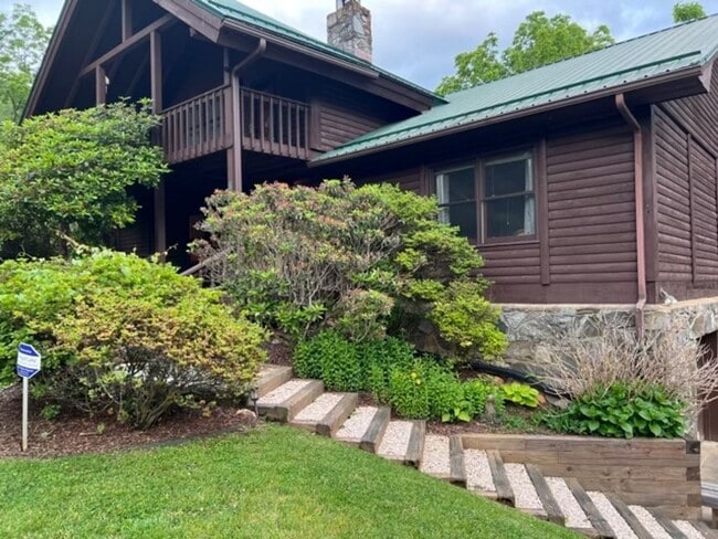 Building Photo - Best Kept Secret in Asheville