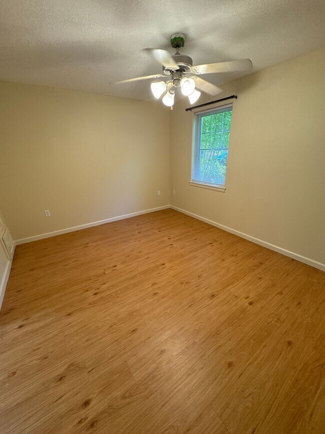 Building Photo - Beautiful 1 Bedroom 1 Bath Condo Located i...