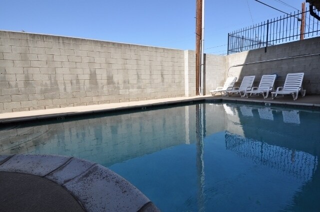 Building Photo - 11045 La Maida St