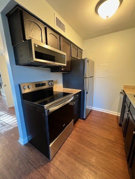 Building Photo - 503 E 6th St