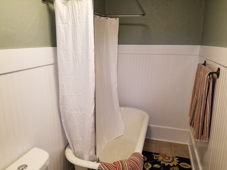 Clawfoot Tub for Soaking! - 22 N 2nd St