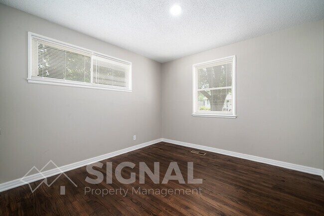 Building Photo - 3038 Highland Dr