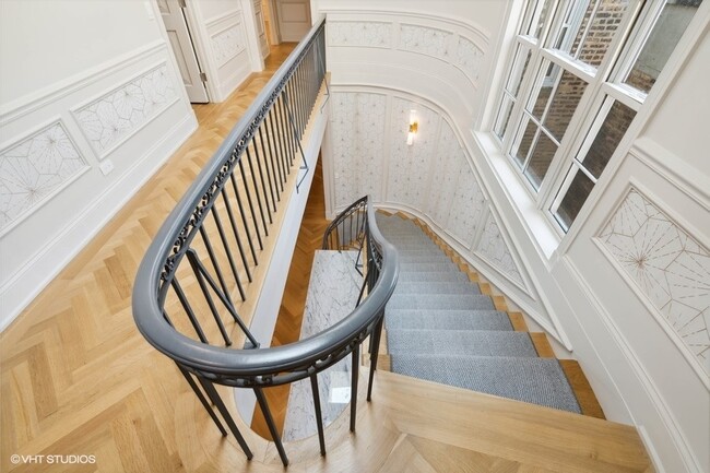 Building Photo - 2700 N Lakeview Ave