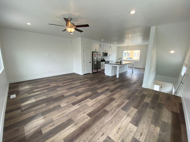 Building Photo - Beautiful Newer Rockwell Ranch Townhome (End Unit)