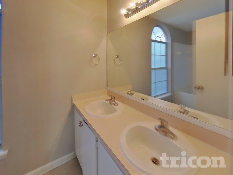 Building Photo - 341 Silent Brook Trail