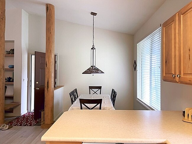 Building Photo - Top Floor Unit in Pinebrook