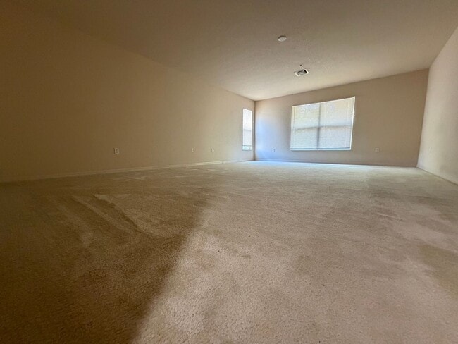 Building Photo - Beautiful 3 room /2.5 bath Gated Community W/ Pool Close to the Skyway