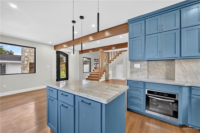 Building Photo - 12303 Lakeview Dr