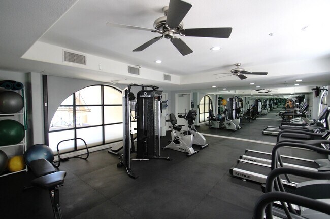 Building Photo - $1000 MOVE IN SPECIAL! Large, Updated 2 BD, 2 BA Downtown Condo - Parking Included!