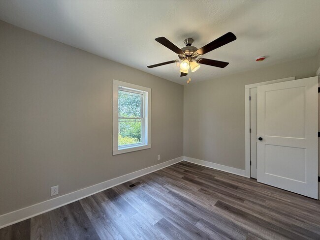 Building Photo - Newly Renovated 2 Bed/1 Bath Cottage