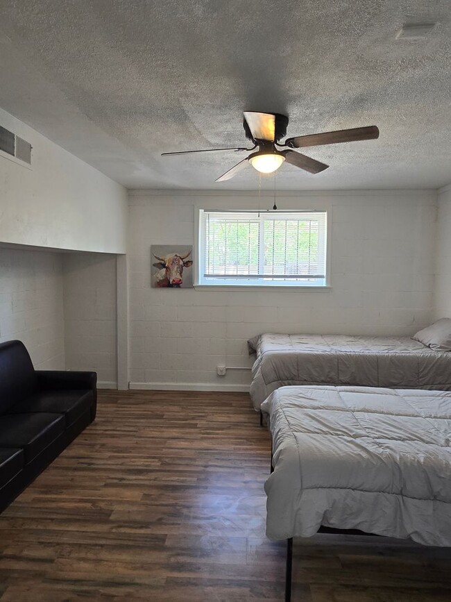 Building Photo - Recently updated 4 bedroom 4 bathroom house in the UNM  North Campus area!