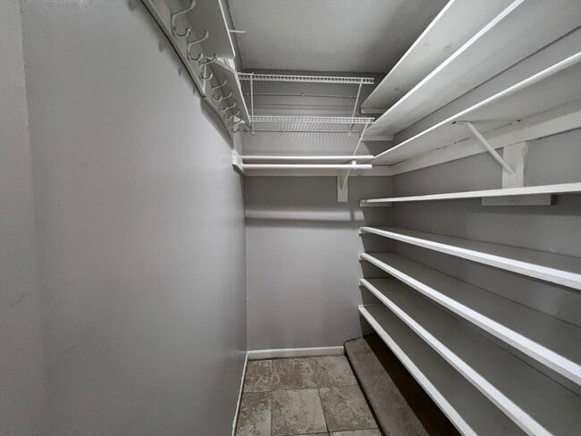 Building Photo - Stylish 2 Bed, 2 Bath Condo with Modern Am...