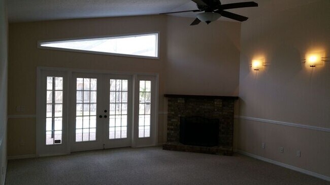 Building Photo - Spacious 4/2.5 Pool Home with 2-Car Garage...