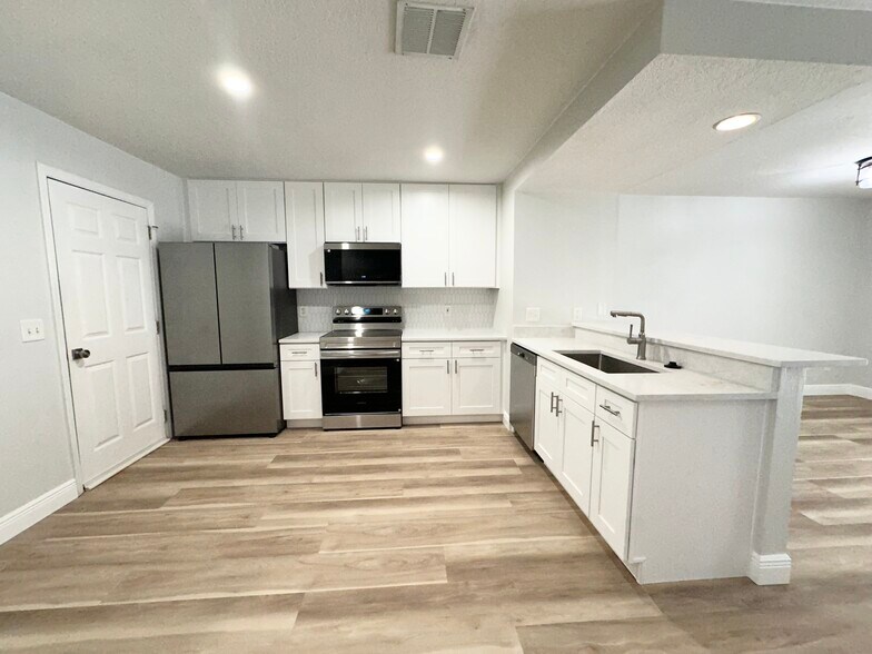 Building Photo - 804 E South St