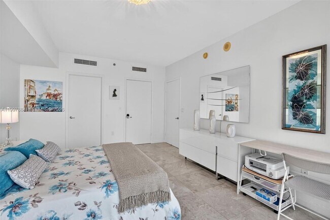 Building Photo - 495 Brickell Ave