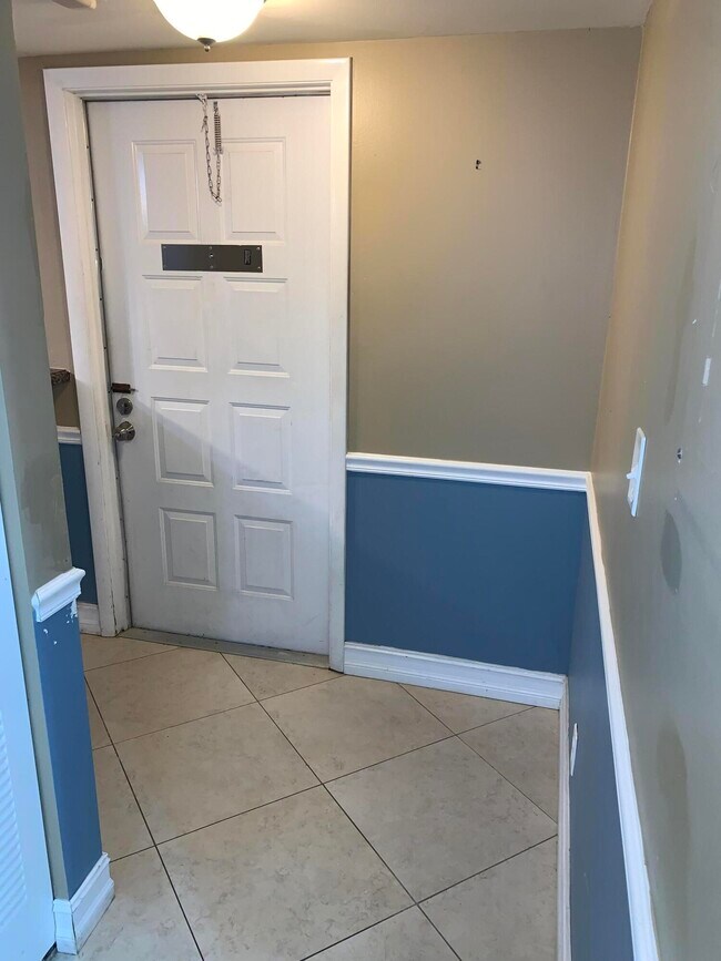 Building Photo - 2015 Coral Ridge Dr