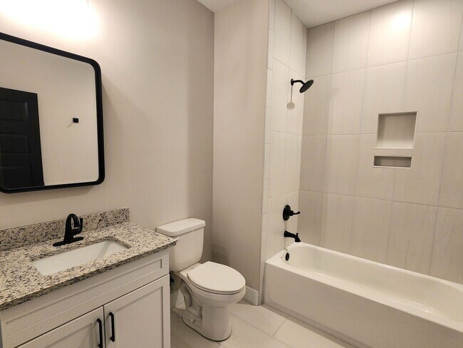 Building Photo - Stunning new executive home in Gulf Shores!