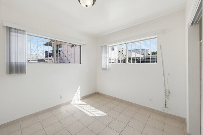 Building Photo - 1224 Normandie Ave