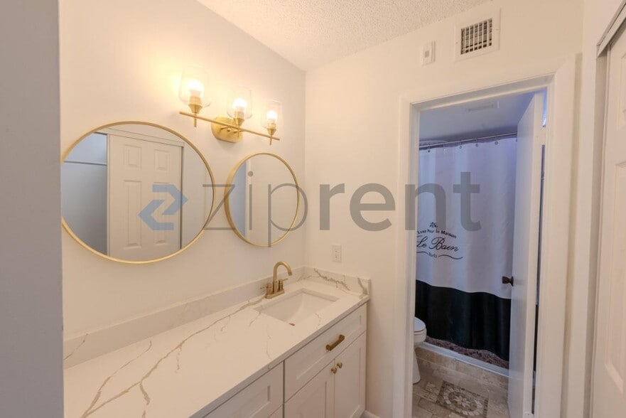 Building Photo - Unit C110