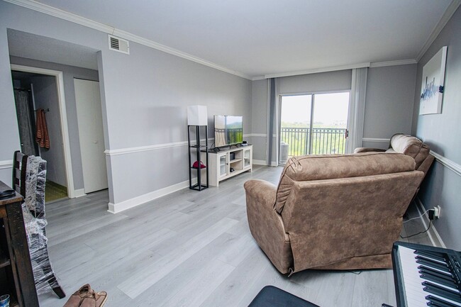 Building Photo - Upscale 1BR/1BA Condo with Balcony & City ...