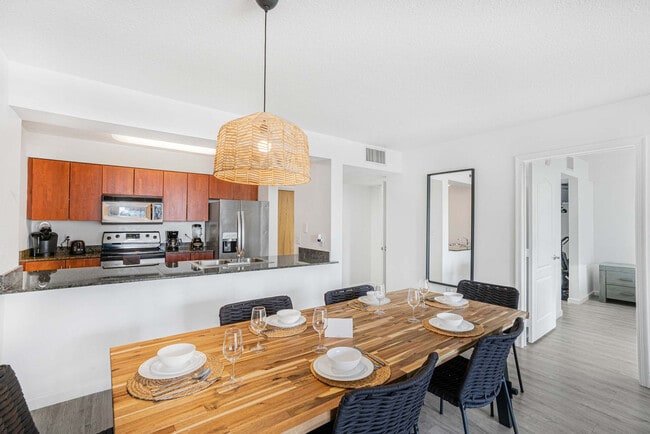 Building Photo - 1 SE 12th St