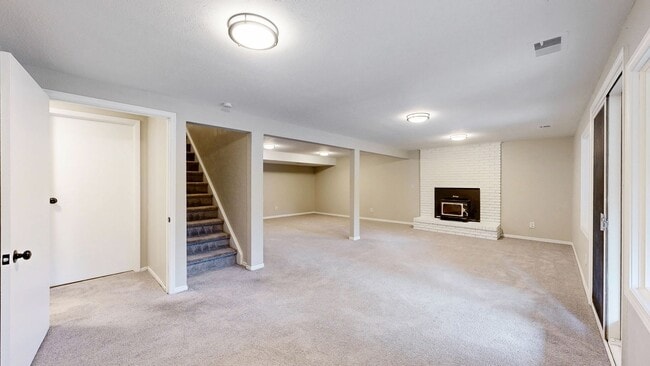 Building Photo - Amazing 4 Bed/3 Bath SFH Backing to Walnut...