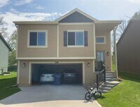 Building Photo - 1/2 month off moving special if move in prior to 03/15/2026 - Beautiful 3 bed 2 bath house w 2 ca...