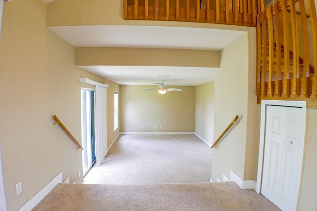 Building Photo - Beautiful 3 beds 2 bath 2-story home overv...