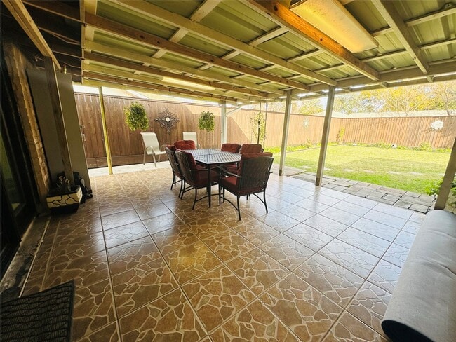 Building Photo - 10518 Pleasanton Dr