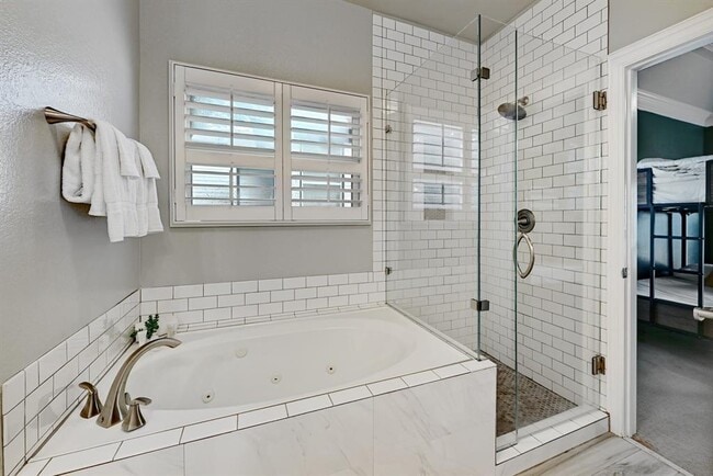 Building Photo - 1111 E Riverside Dr