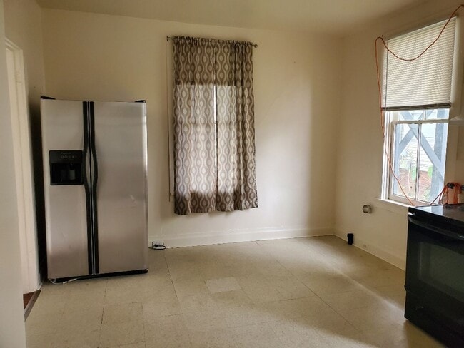 Building Photo - Spacious Downstairs Apartment