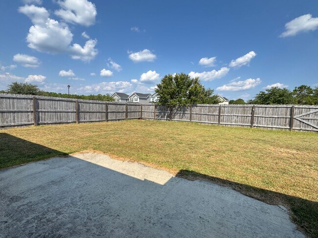 Building Photo - AVAILABLE OCTOBER 2025 [PET FRIENDLY]