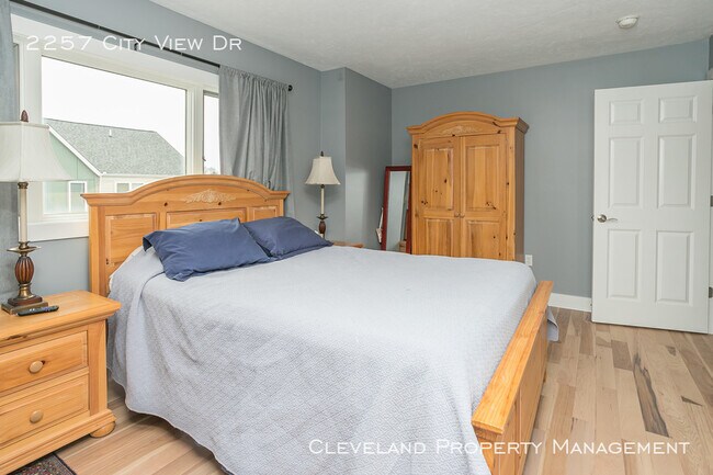 Building Photo - Stylish Tremont Townhome!