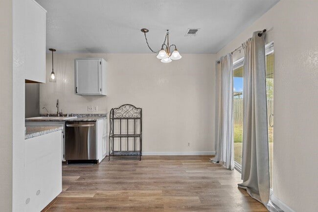 Building Photo - 4722 W Cuthbert Ave