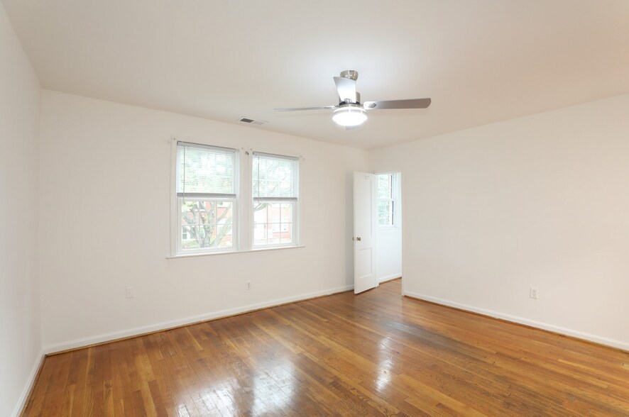 Building Photo - 1305 Orren St NE