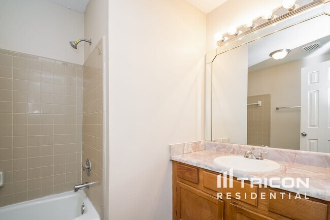 Building Photo - 3833 Greenbrook Dr