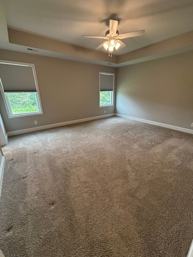 Building Photo - 4 Bedroom 2 1/2 Bath Pet Friendly Home For Rent Near Post!